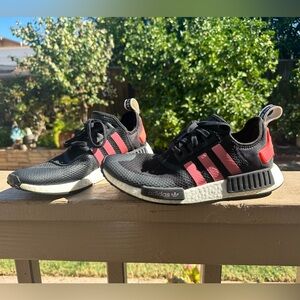 🩷adidas Originals Men's NMD_R1 Legacy Sneaker, Black/Signal Pink/White-